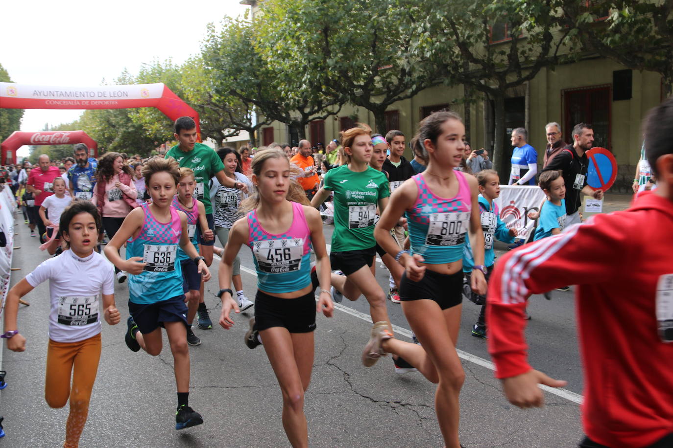 Centenares de personas se suman a la prueba no competitiva para disfrutar de una mañana de deporte.