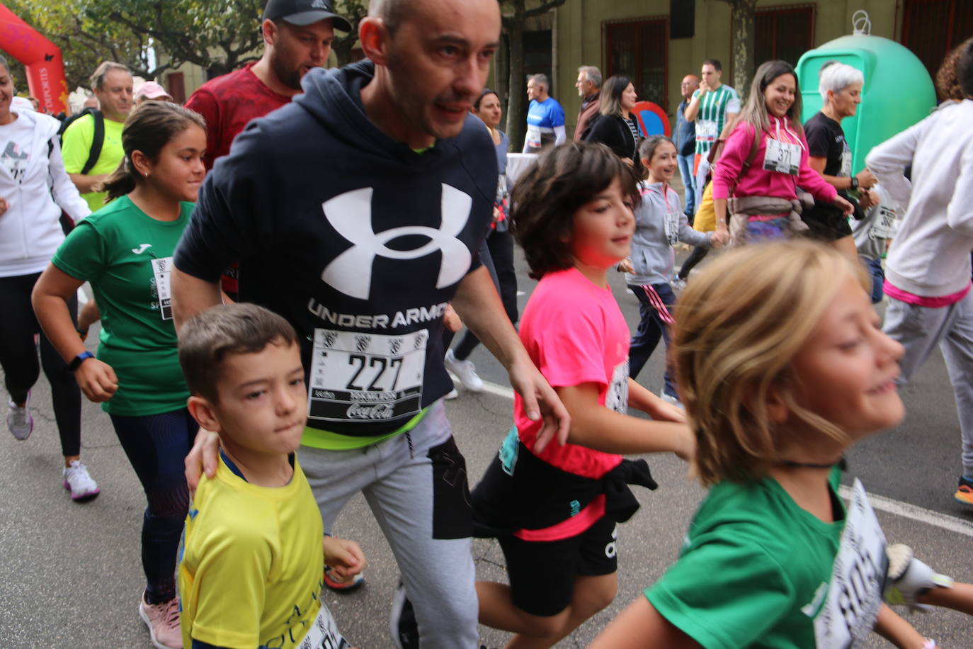 Centenares de personas se suman a la prueba no competitiva para disfrutar de una mañana de deporte.