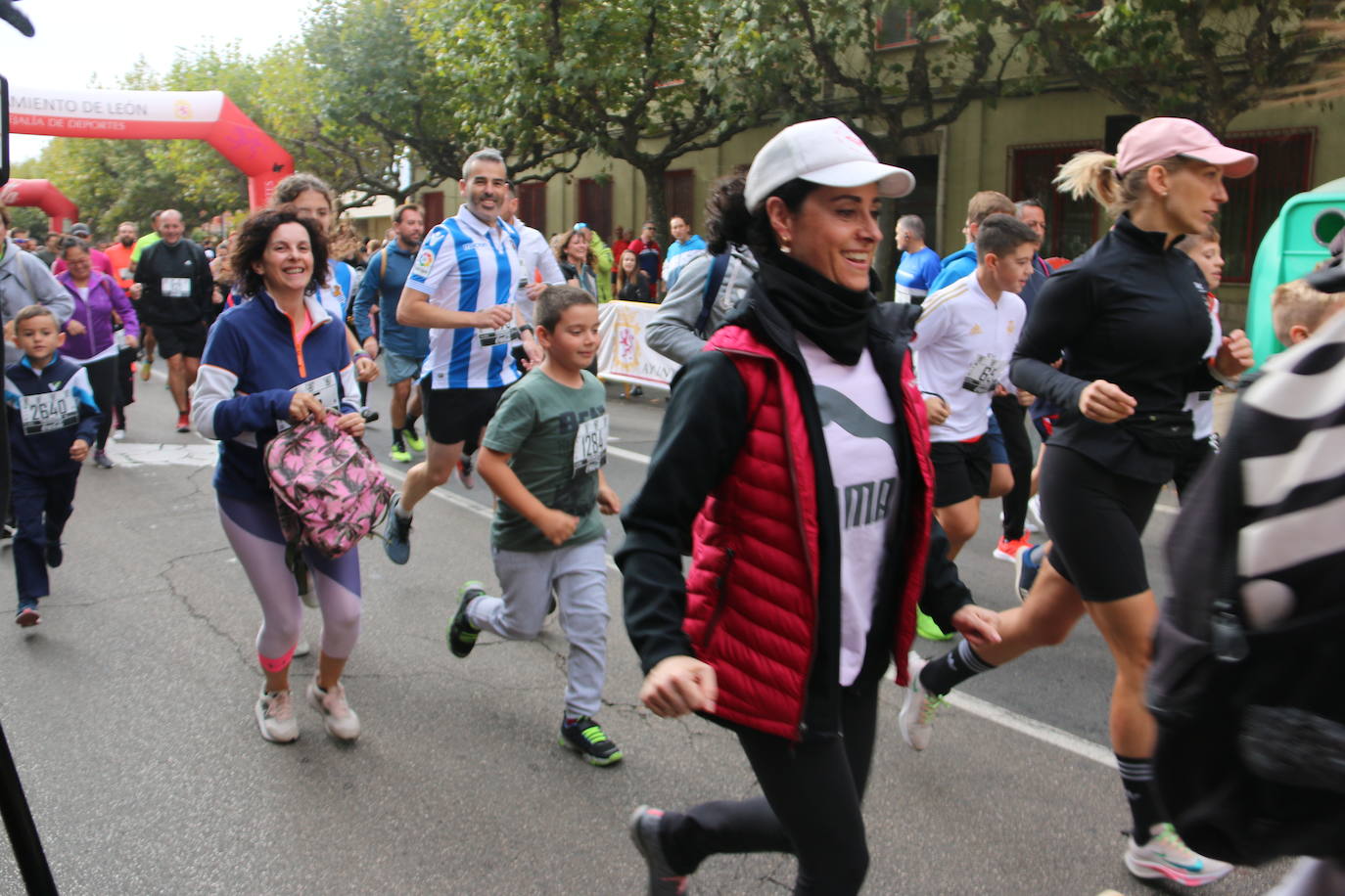 Centenares de personas se suman a la prueba no competitiva para disfrutar de una mañana de deporte.