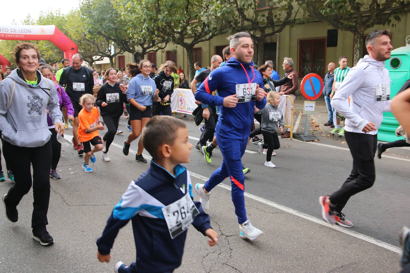 Centenares de personas se suman a la prueba no competitiva para disfrutar de una mañana de deporte.