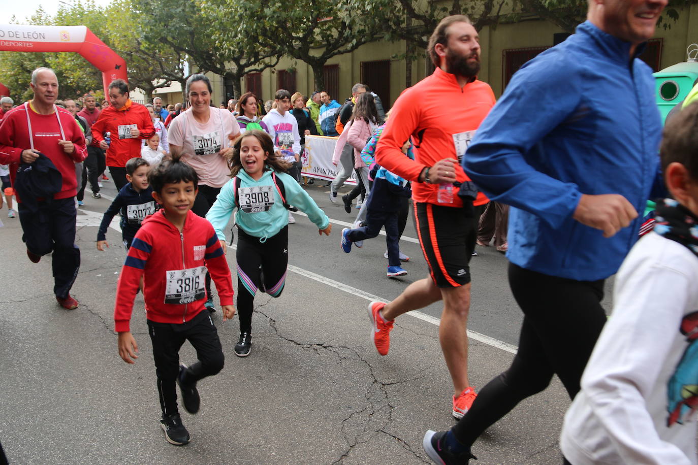 Centenares de personas se suman a la prueba no competitiva para disfrutar de una mañana de deporte.