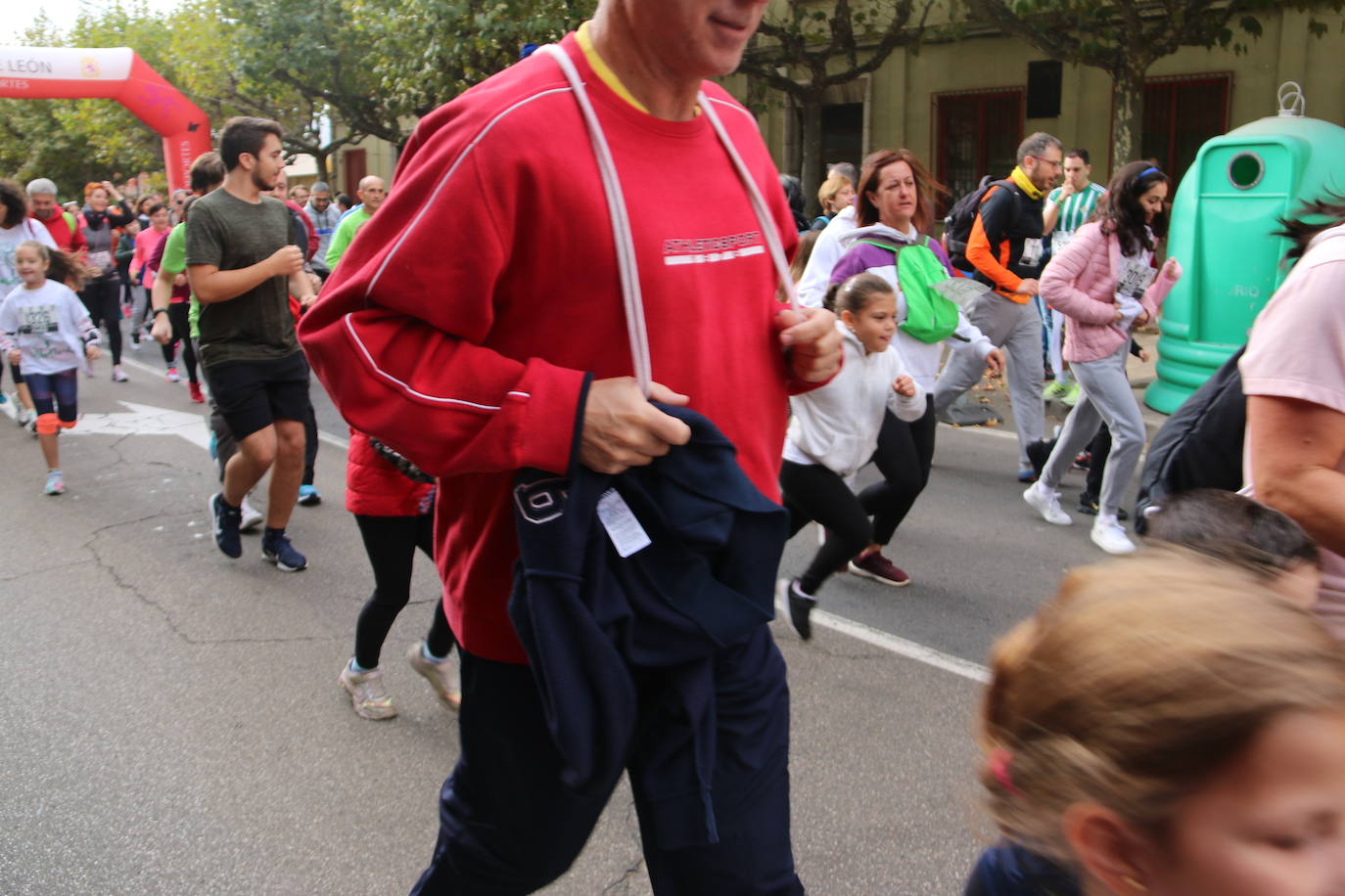 Centenares de personas se suman a la prueba no competitiva para disfrutar de una mañana de deporte.