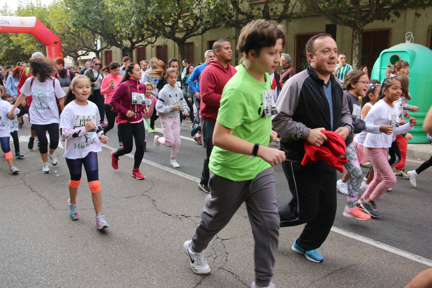 Centenares de personas se suman a la prueba no competitiva para disfrutar de una mañana de deporte.