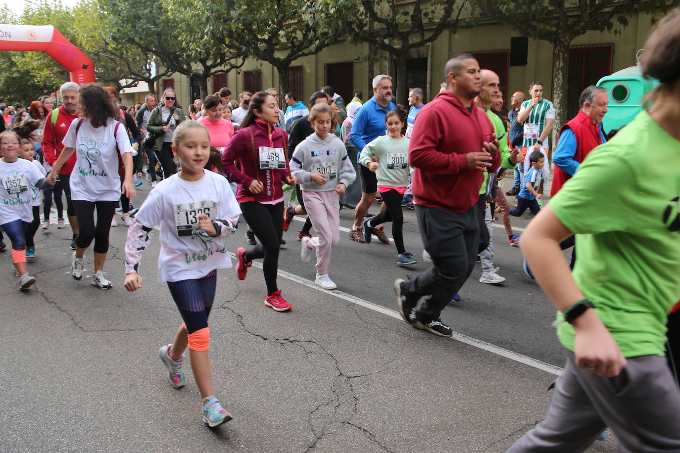 Centenares de personas se suman a la prueba no competitiva para disfrutar de una mañana de deporte.