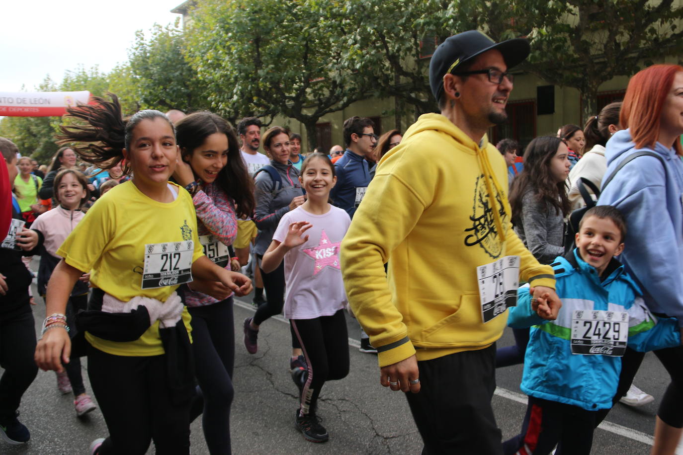 Centenares de personas se suman a la prueba no competitiva para disfrutar de una mañana de deporte.