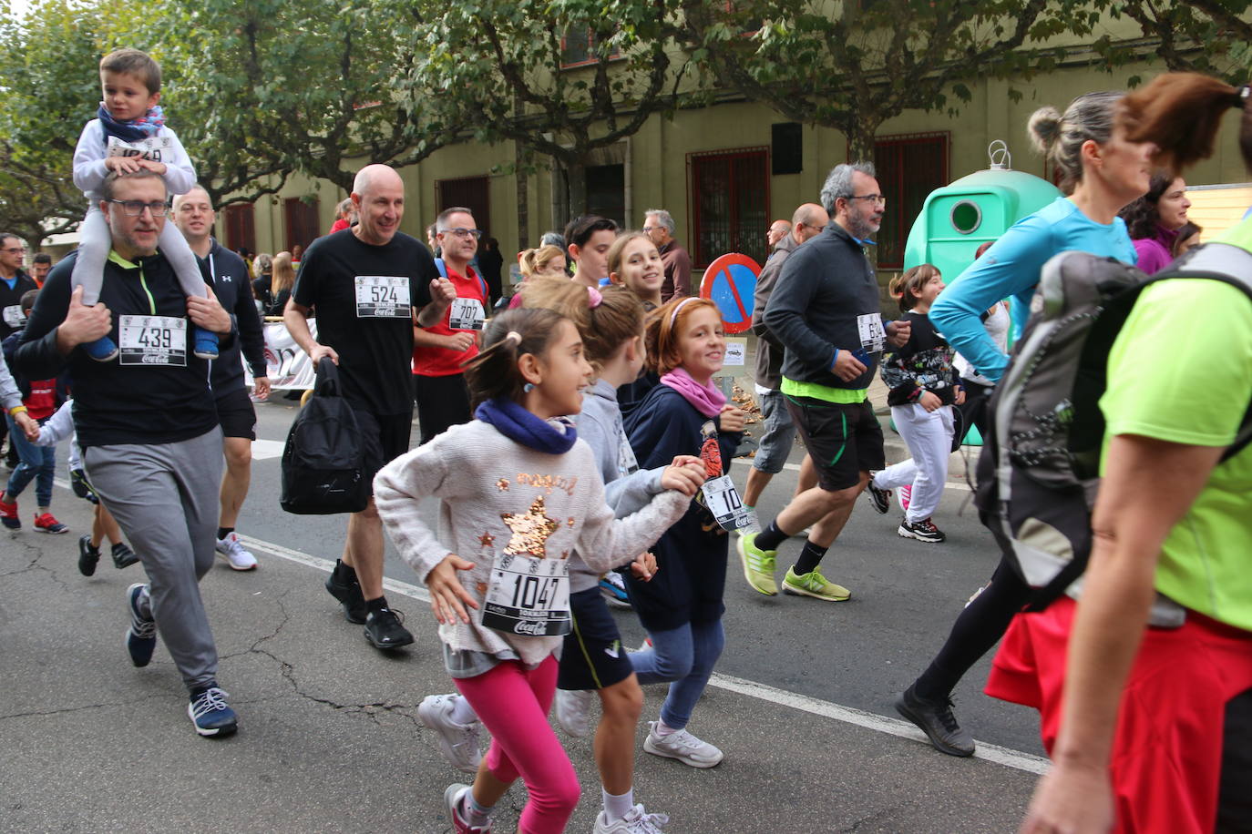 Centenares de personas se suman a la prueba no competitiva para disfrutar de una mañana de deporte.