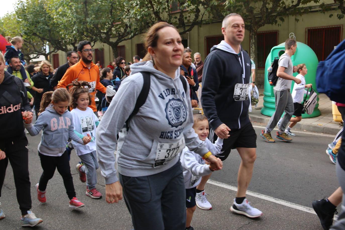 Centenares de personas se suman a la prueba no competitiva para disfrutar de una mañana de deporte.