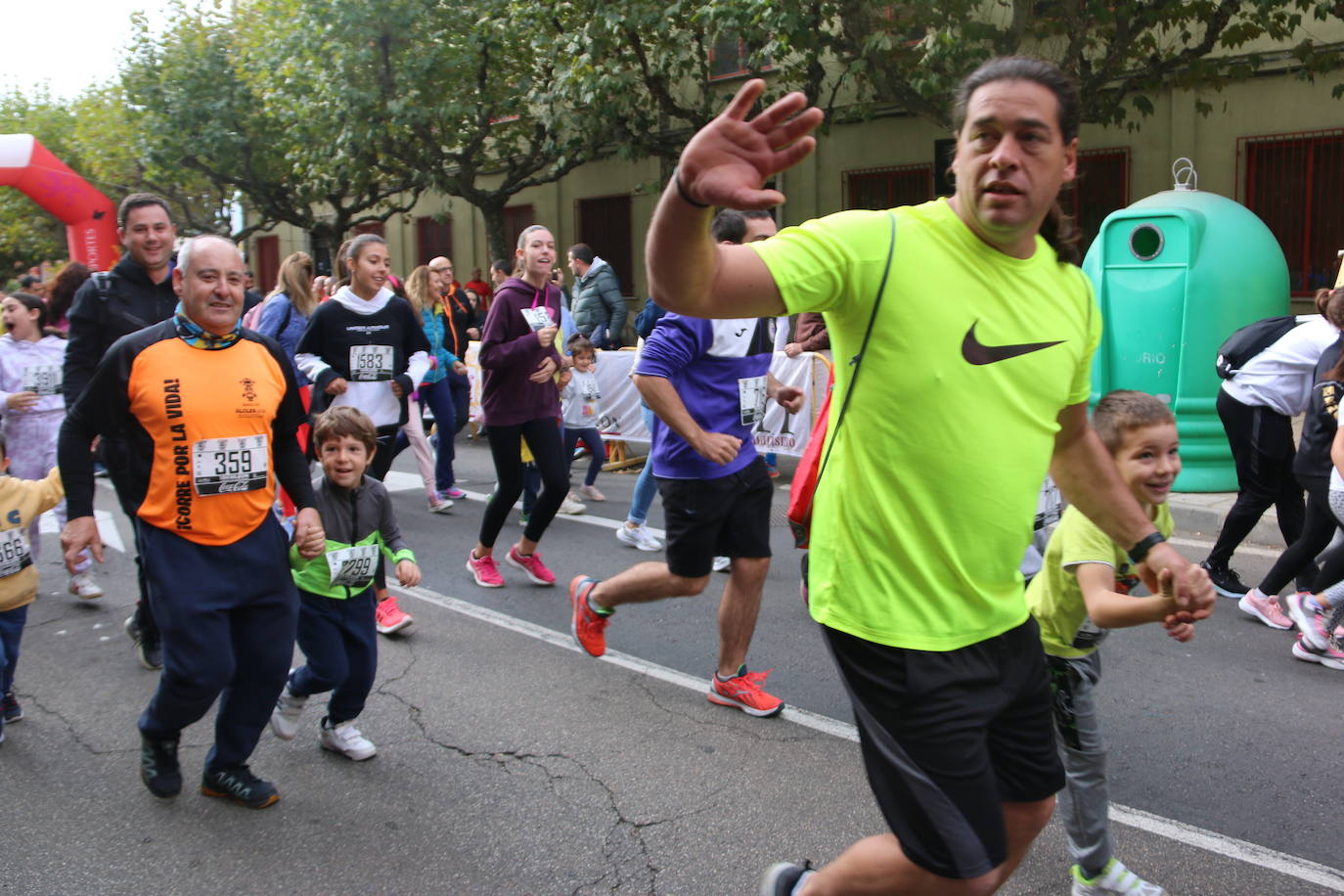 Centenares de personas se suman a la prueba no competitiva para disfrutar de una mañana de deporte.