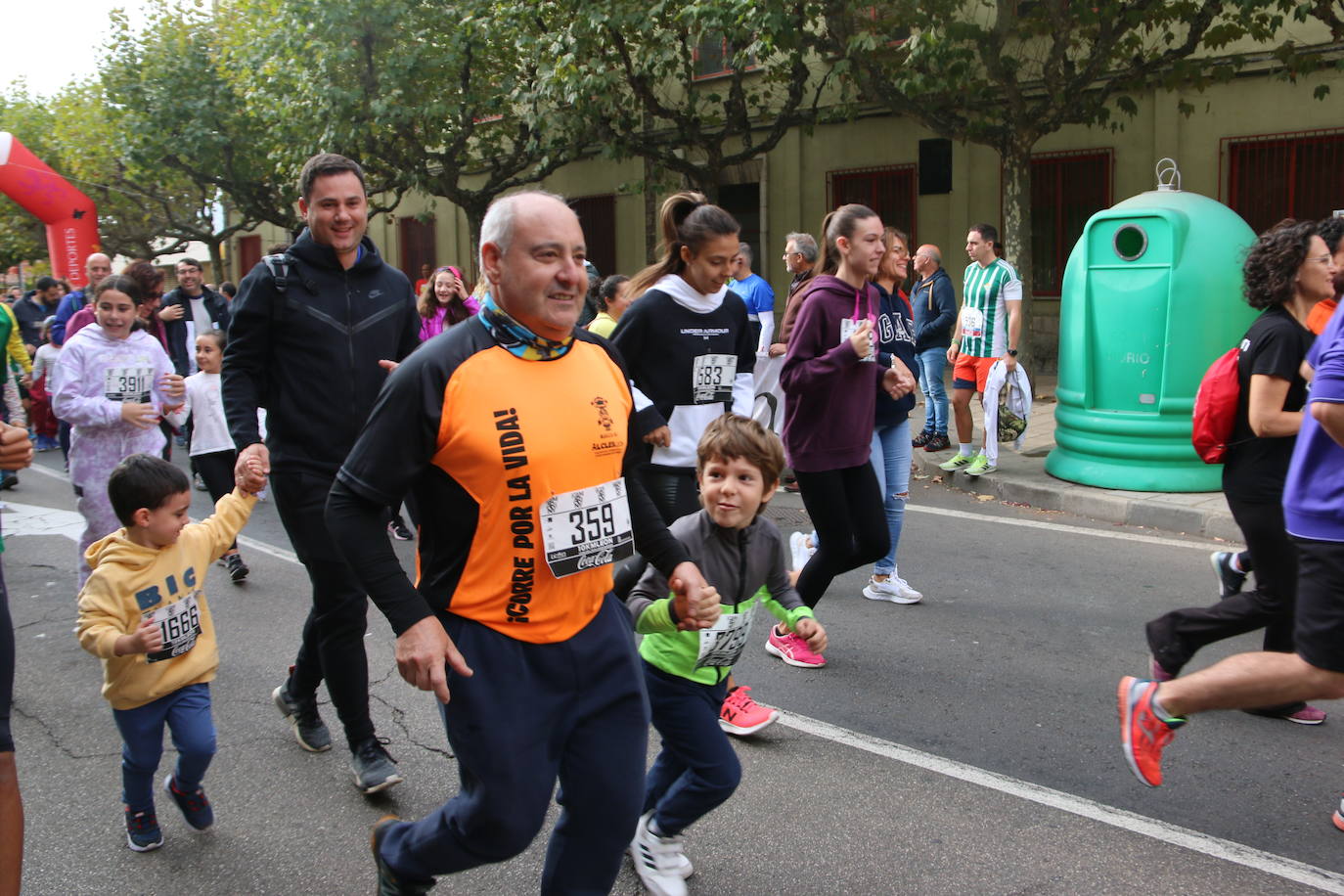 Centenares de personas se suman a la prueba no competitiva para disfrutar de una mañana de deporte.