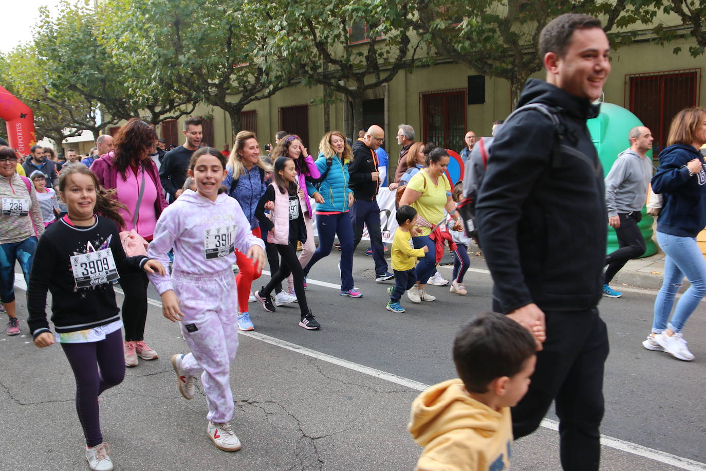 Centenares de personas se suman a la prueba no competitiva para disfrutar de una mañana de deporte.