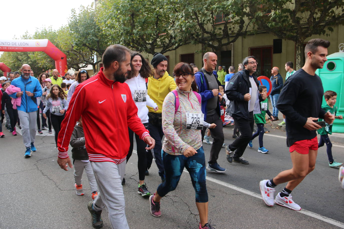 Centenares de personas se suman a la prueba no competitiva para disfrutar de una mañana de deporte.