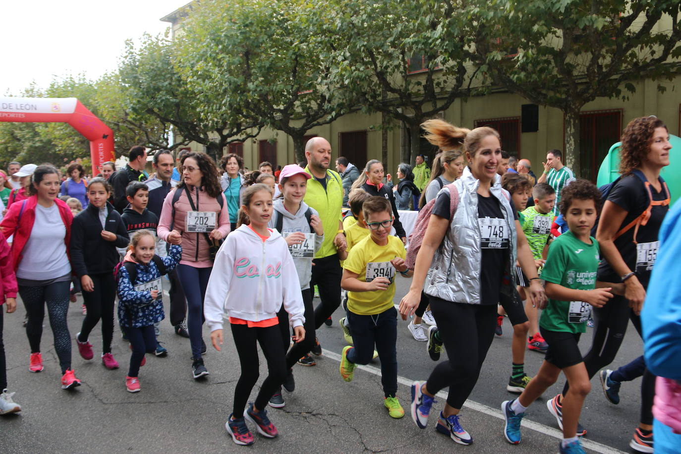 Centenares de personas se suman a la prueba no competitiva para disfrutar de una mañana de deporte.