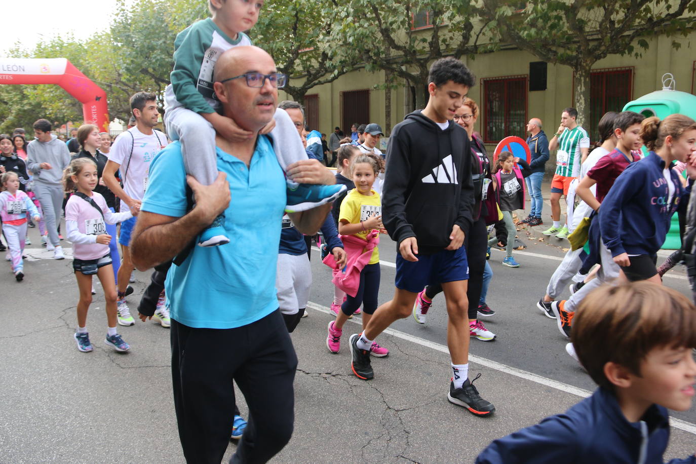 Centenares de personas se suman a la prueba no competitiva para disfrutar de una mañana de deporte.