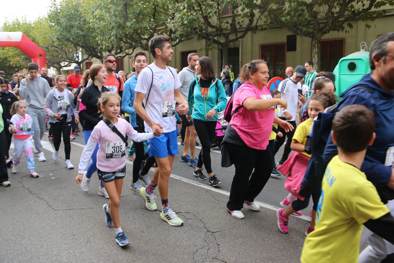 Centenares de personas se suman a la prueba no competitiva para disfrutar de una mañana de deporte.