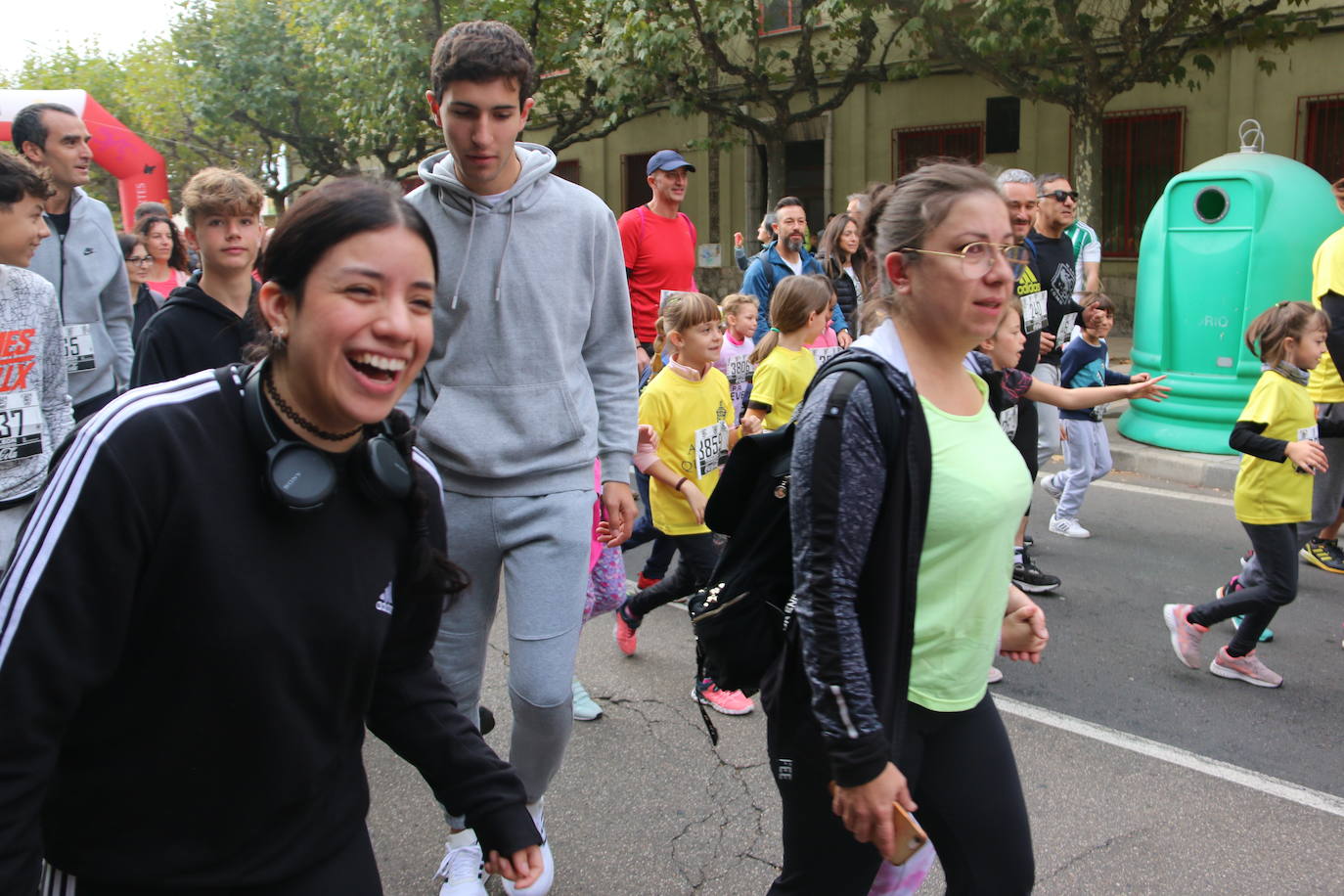 Centenares de personas se suman a la prueba no competitiva para disfrutar de una mañana de deporte.