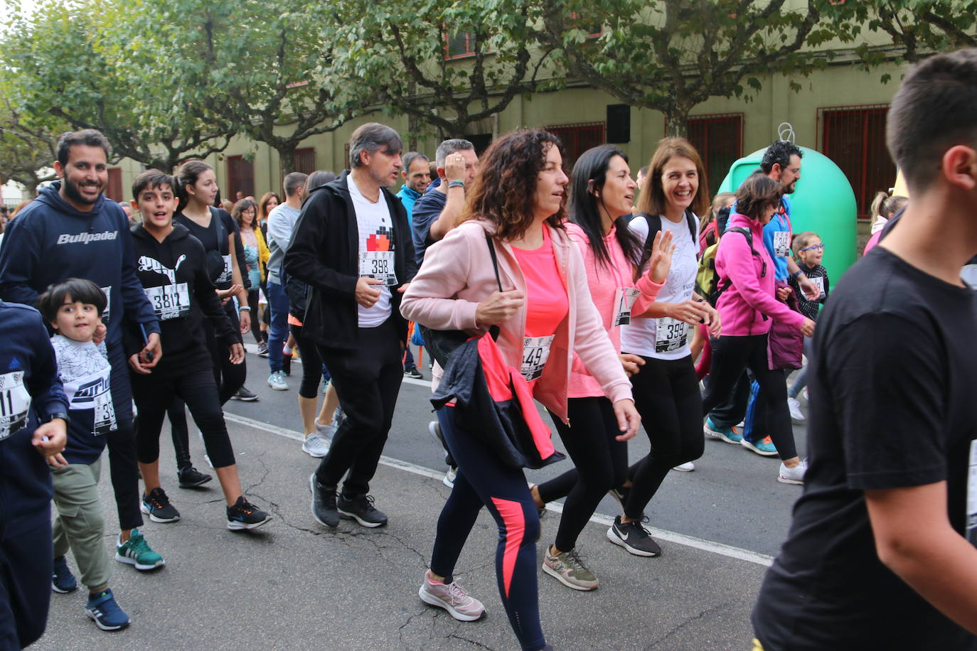 Centenares de personas se suman a la prueba no competitiva para disfrutar de una mañana de deporte.