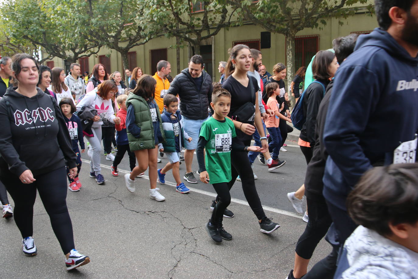 Centenares de personas se suman a la prueba no competitiva para disfrutar de una mañana de deporte.