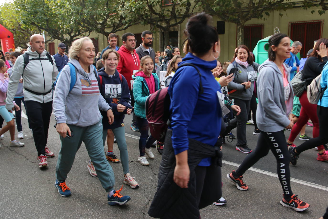 Centenares de personas se suman a la prueba no competitiva para disfrutar de una mañana de deporte.