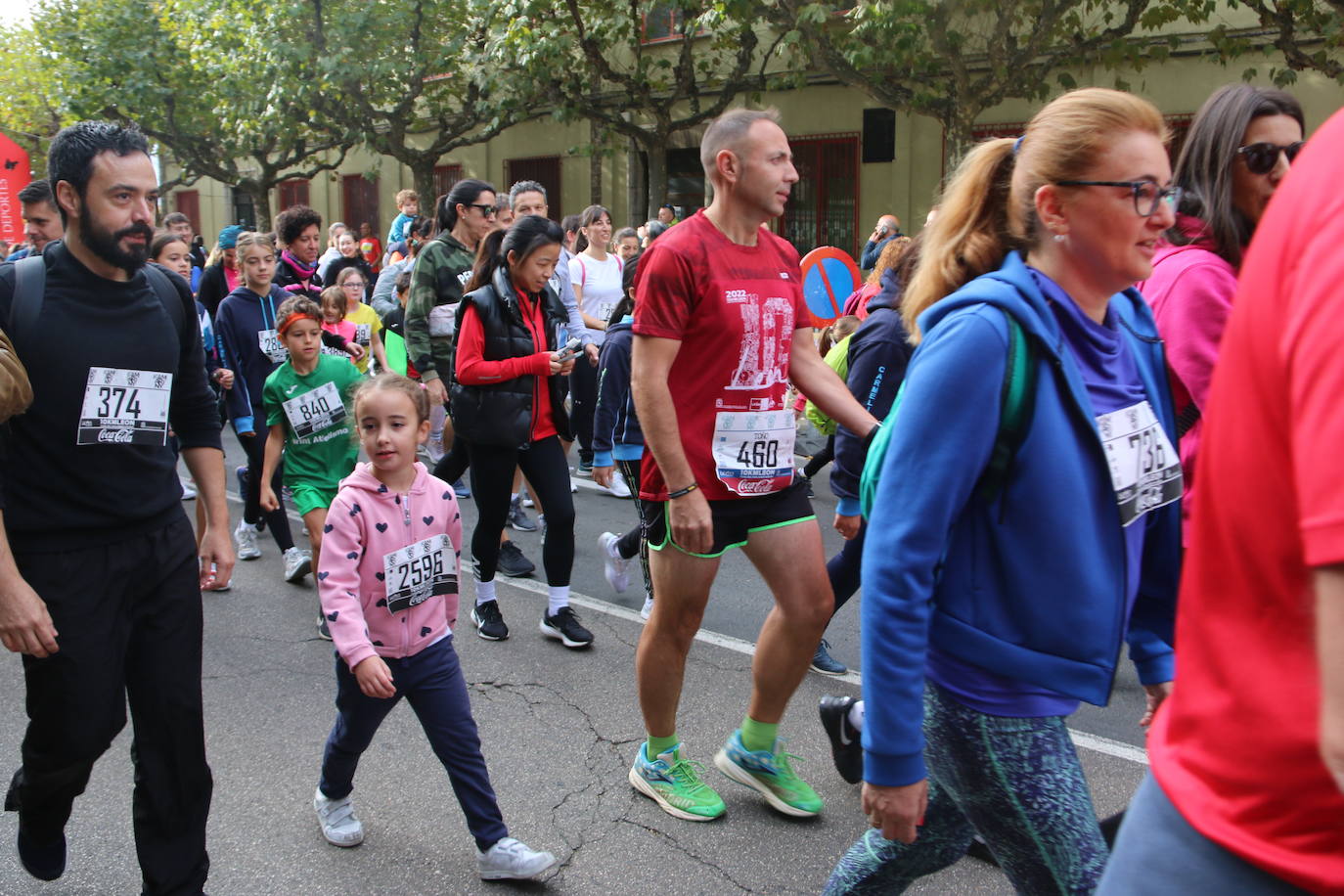 Centenares de personas se suman a la prueba no competitiva para disfrutar de una mañana de deporte.