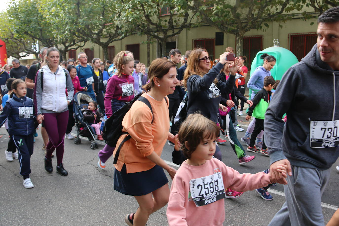 Centenares de personas se suman a la prueba no competitiva para disfrutar de una mañana de deporte.