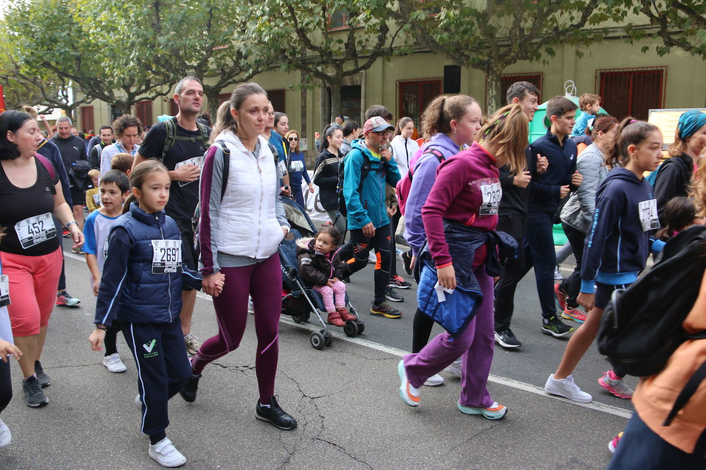 Centenares de personas se suman a la prueba no competitiva para disfrutar de una mañana de deporte.