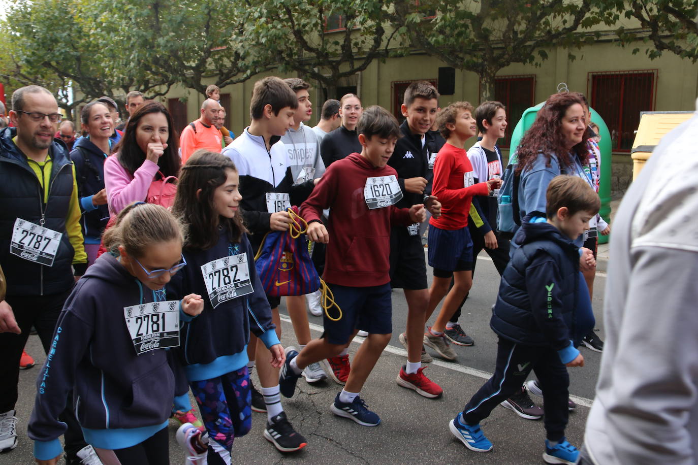 Centenares de personas se suman a la prueba no competitiva para disfrutar de una mañana de deporte.