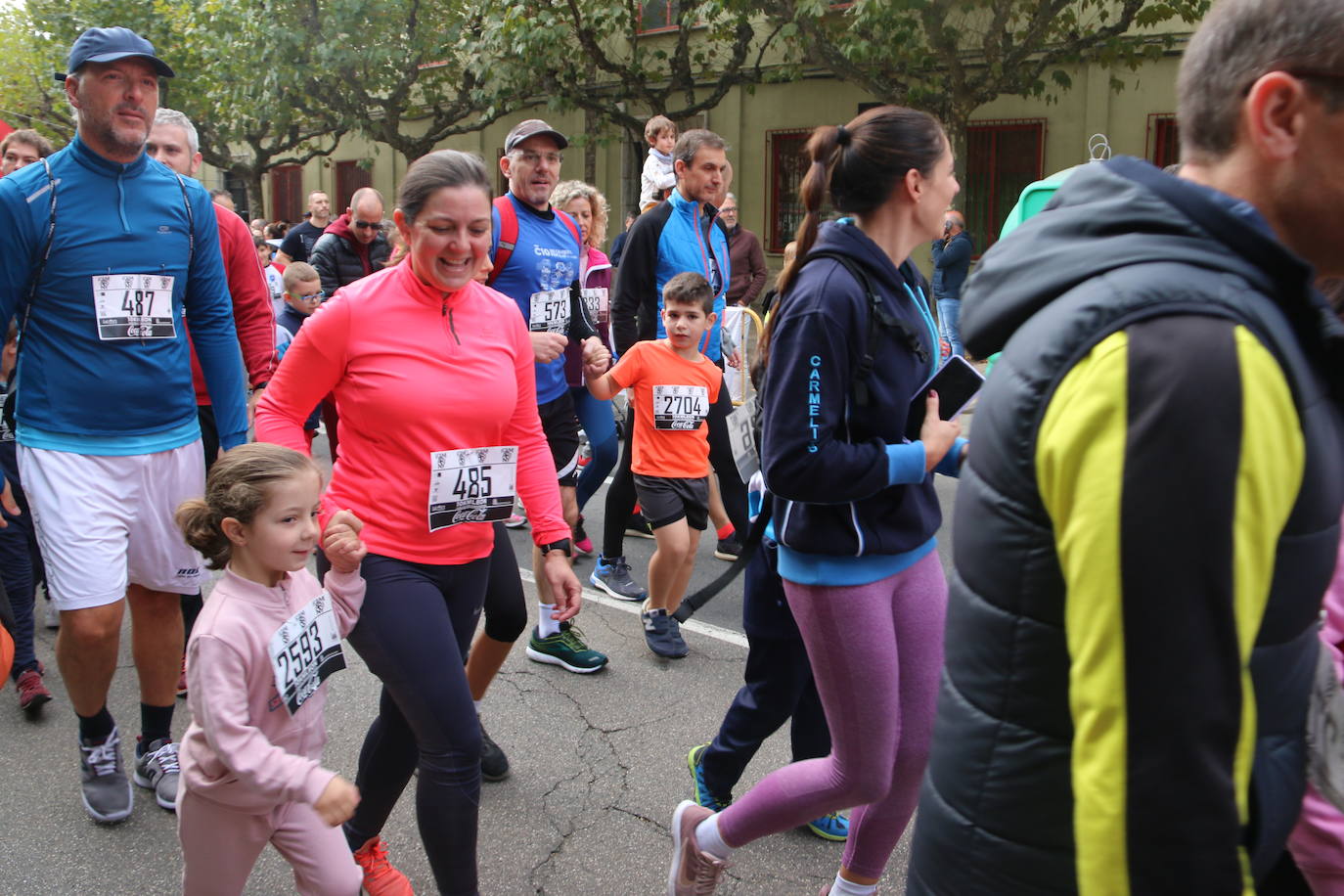 Centenares de personas se suman a la prueba no competitiva para disfrutar de una mañana de deporte.