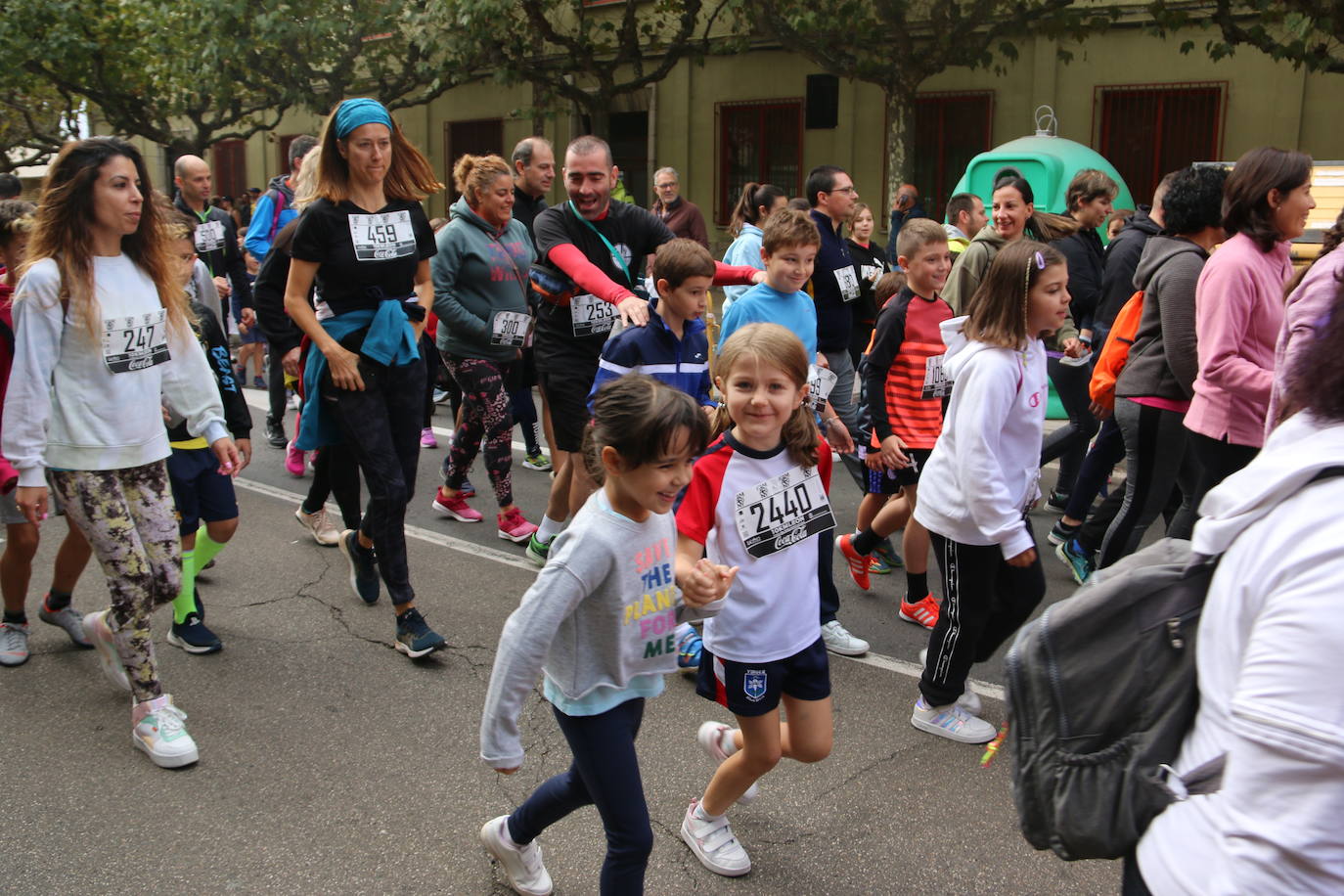 Centenares de personas se suman a la prueba no competitiva para disfrutar de una mañana de deporte.