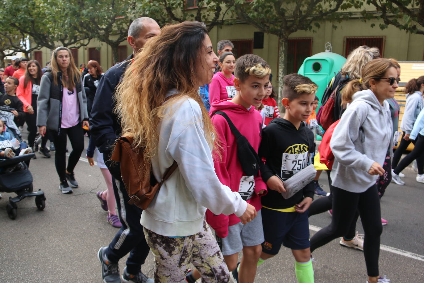 Centenares de personas se suman a la prueba no competitiva para disfrutar de una mañana de deporte.