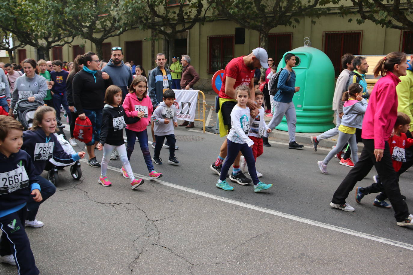 Centenares de personas se suman a la prueba no competitiva para disfrutar de una mañana de deporte.