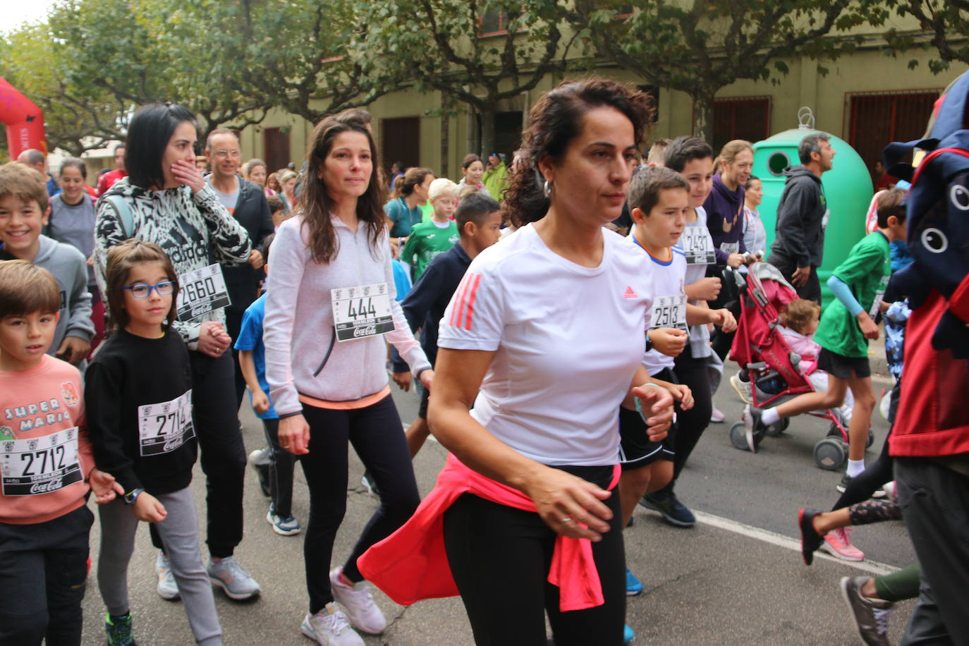 Centenares de personas se suman a la prueba no competitiva para disfrutar de una mañana de deporte.