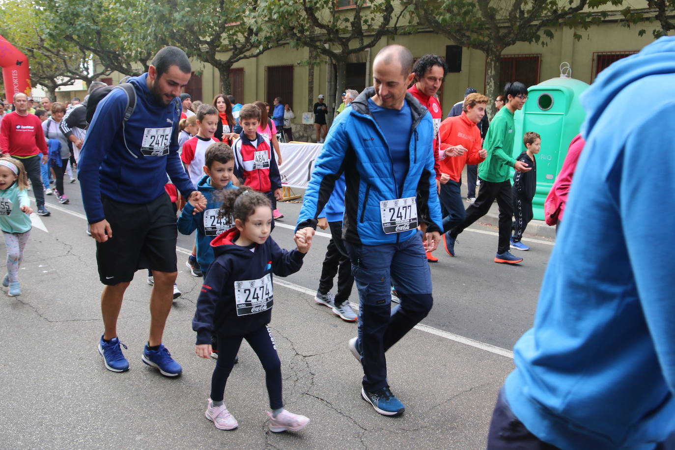 Centenares de personas se suman a la prueba no competitiva para disfrutar de una mañana de deporte.