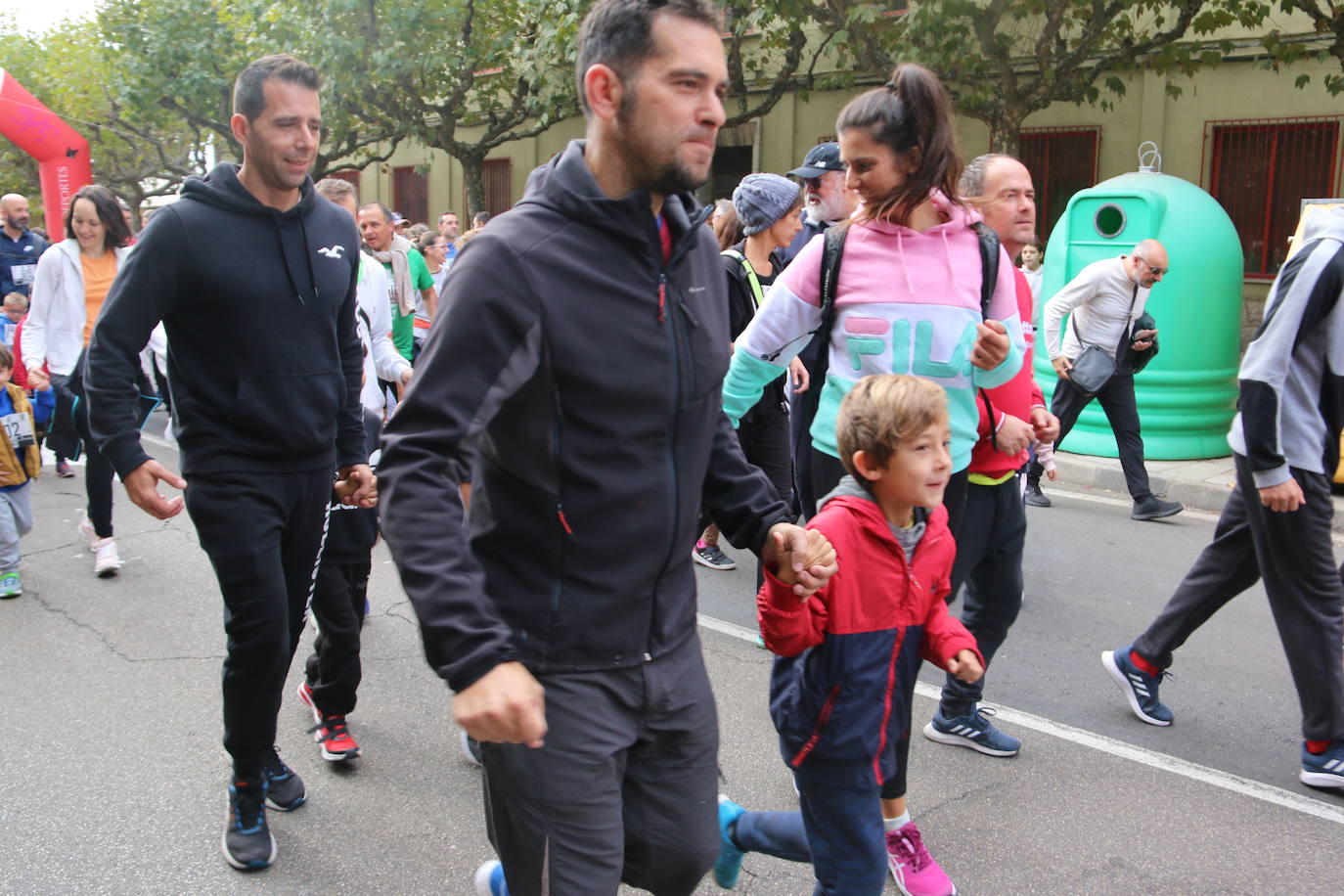 Centenares de personas se suman a la prueba no competitiva para disfrutar de una mañana de deporte.