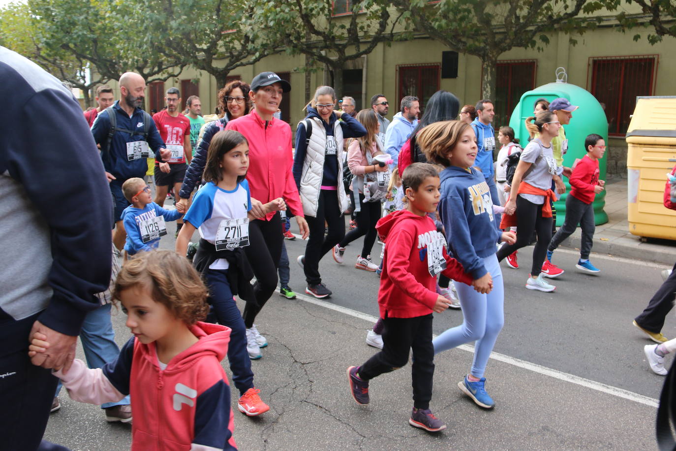 Centenares de personas se suman a la prueba no competitiva para disfrutar de una mañana de deporte.