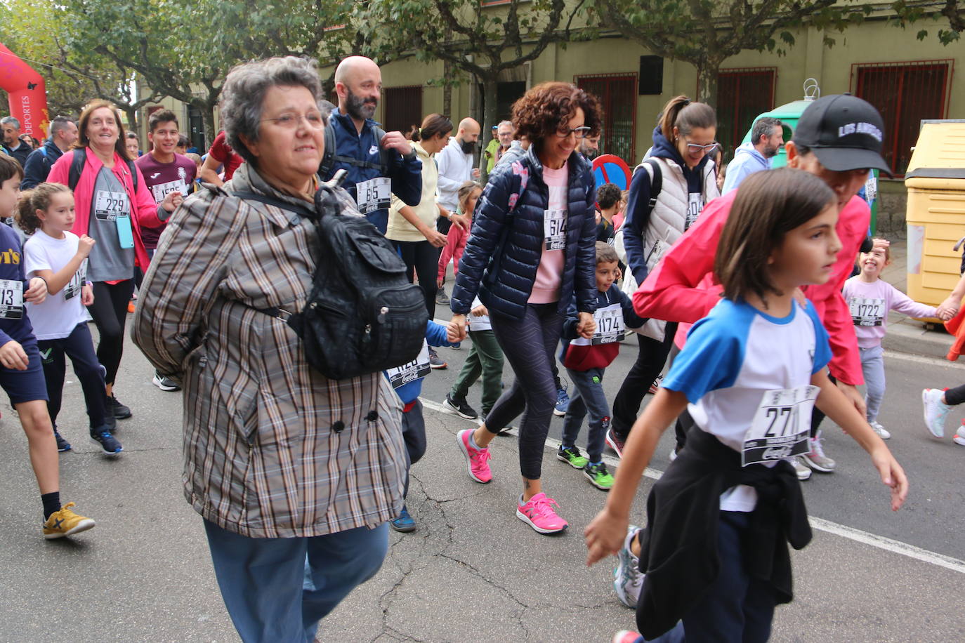 Centenares de personas se suman a la prueba no competitiva para disfrutar de una mañana de deporte.