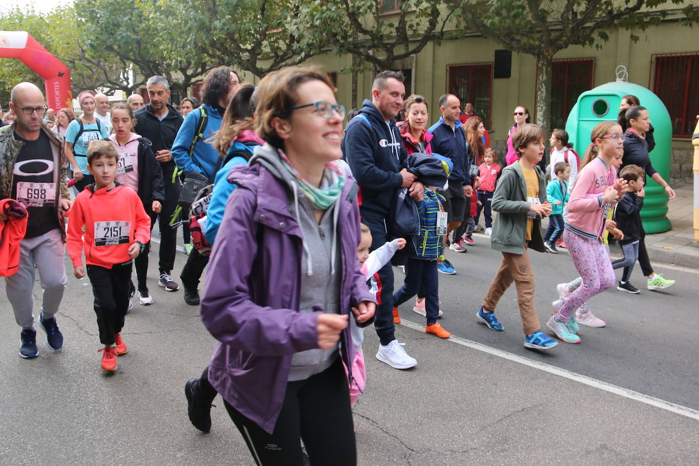 Centenares de personas se suman a la prueba no competitiva para disfrutar de una mañana de deporte.