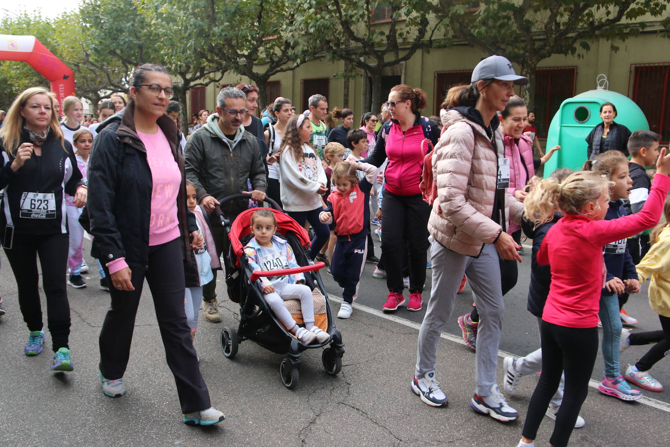 Centenares de personas se suman a la prueba no competitiva para disfrutar de una mañana de deporte.