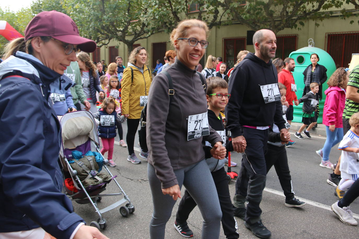 Centenares de personas se suman a la prueba no competitiva para disfrutar de una mañana de deporte.