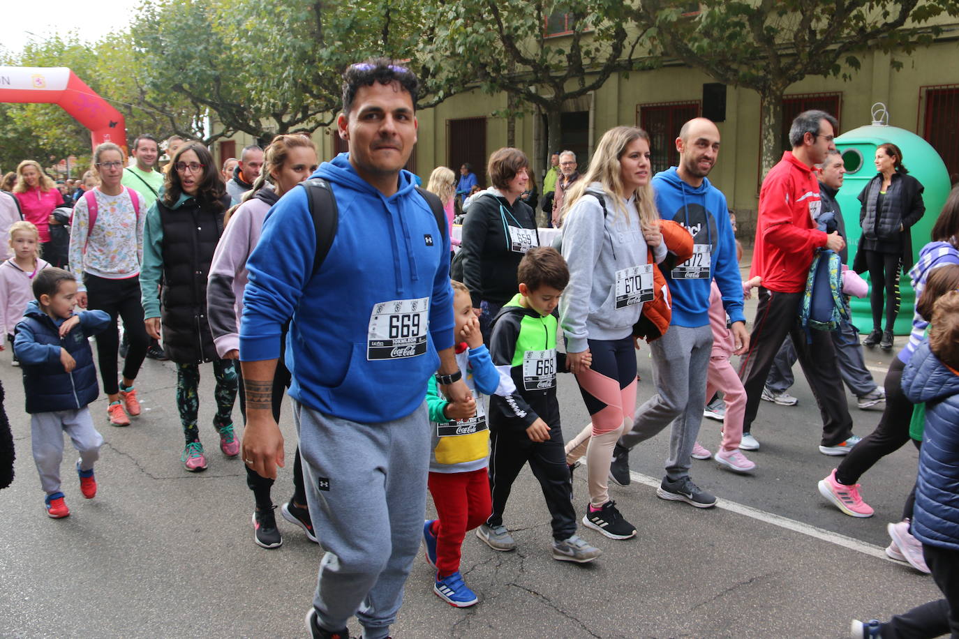 Centenares de personas se suman a la prueba no competitiva para disfrutar de una mañana de deporte.