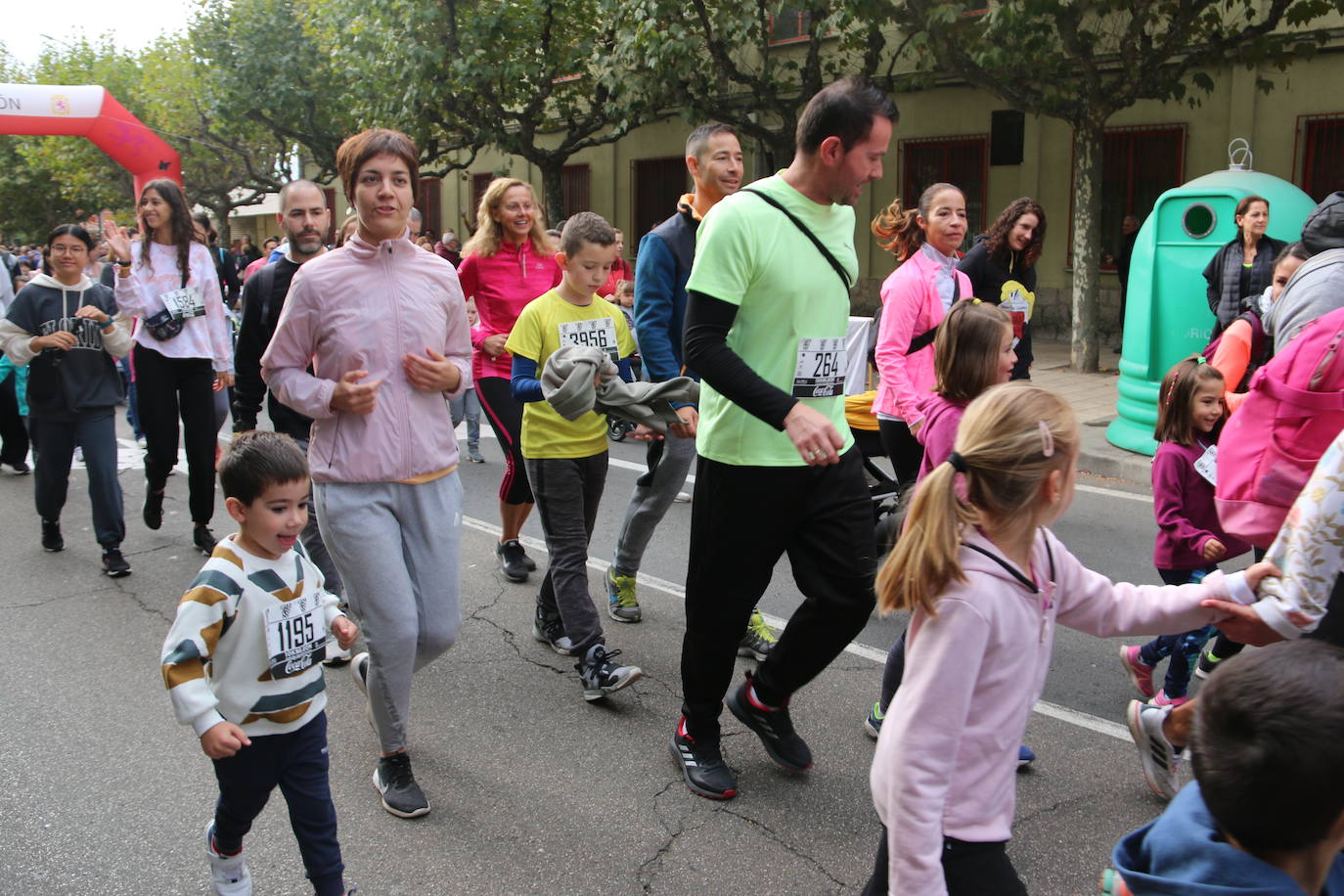 Centenares de personas se suman a la prueba no competitiva para disfrutar de una mañana de deporte.