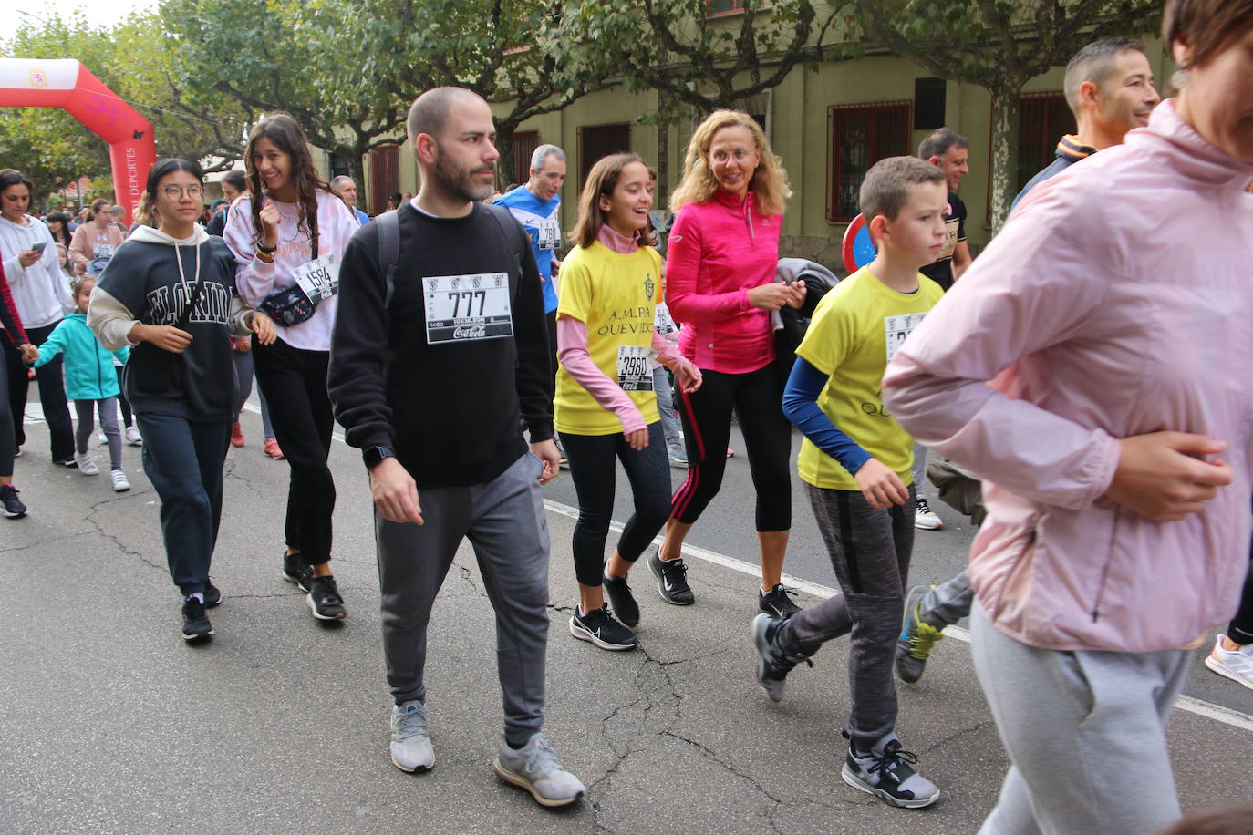 Centenares de personas se suman a la prueba no competitiva para disfrutar de una mañana de deporte.