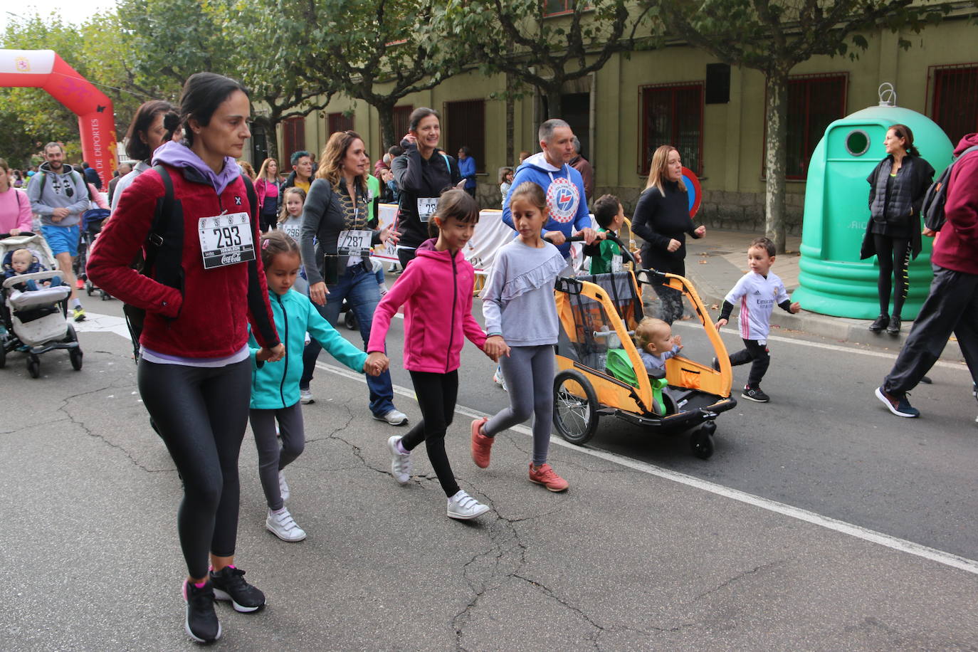 Centenares de personas se suman a la prueba no competitiva para disfrutar de una mañana de deporte.