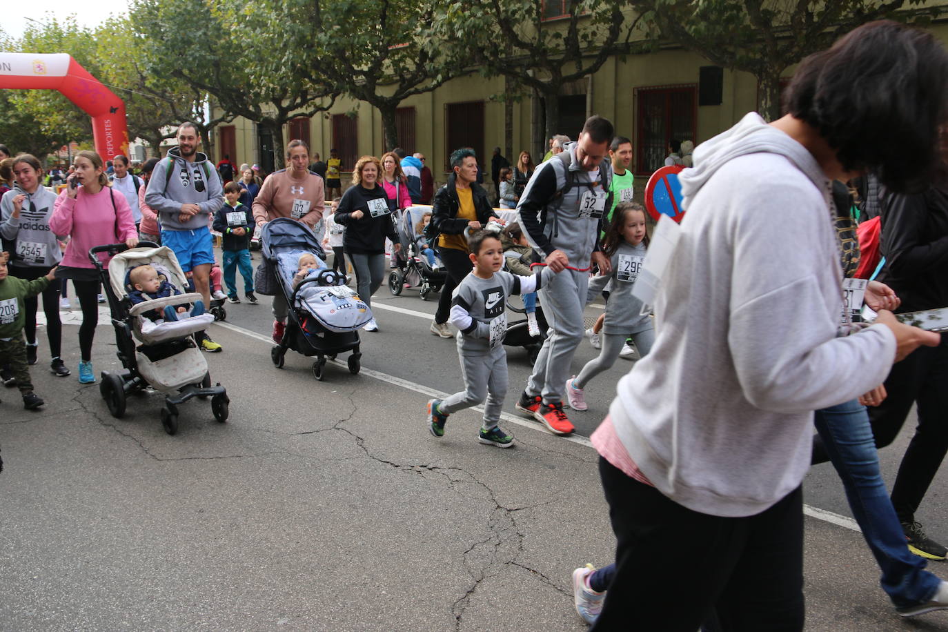 Centenares de personas se suman a la prueba no competitiva para disfrutar de una mañana de deporte.