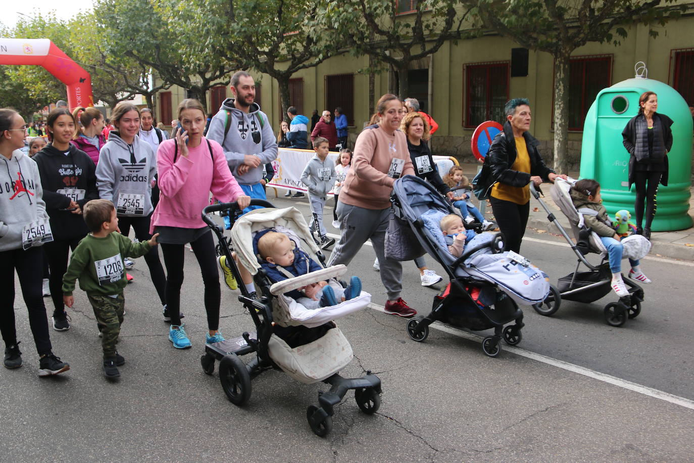 Centenares de personas se suman a la prueba no competitiva para disfrutar de una mañana de deporte.