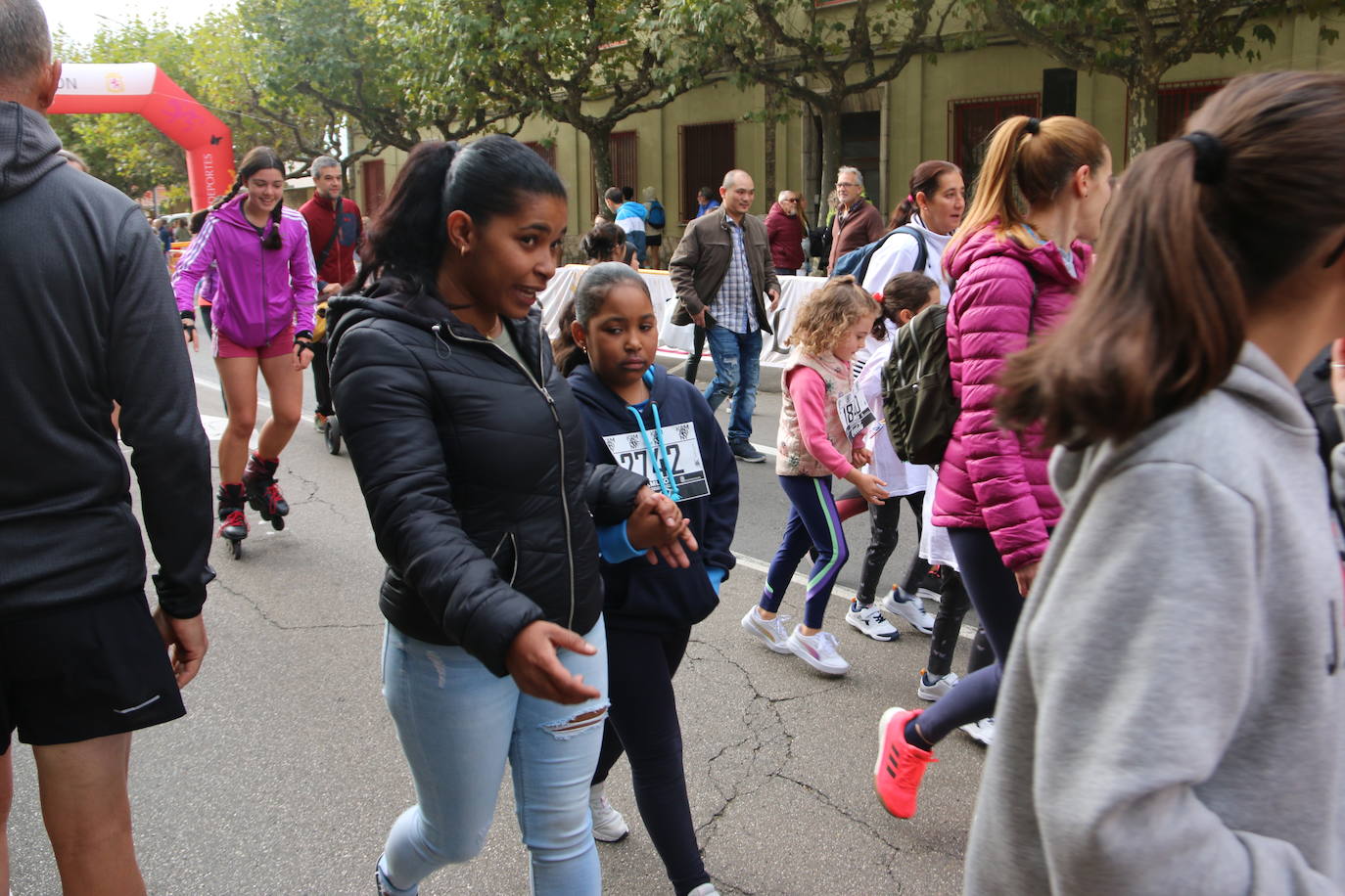 Centenares de personas se suman a la prueba no competitiva para disfrutar de una mañana de deporte.