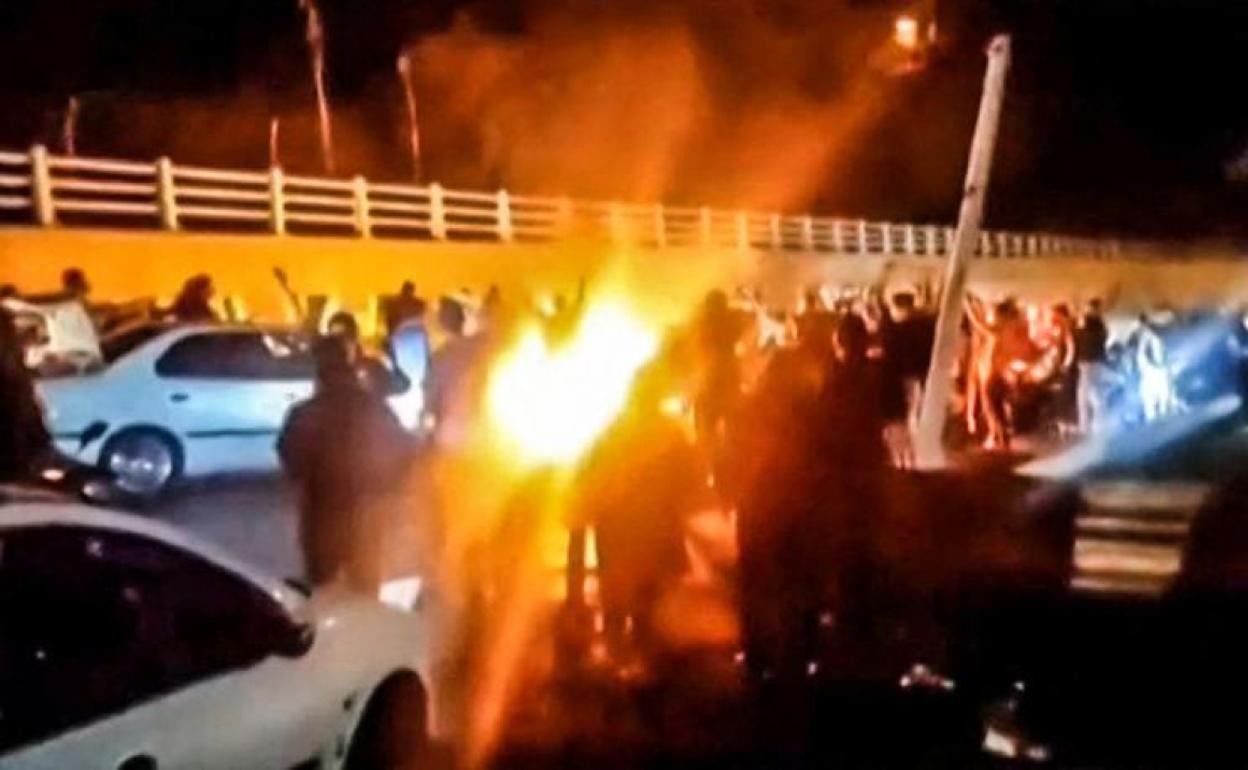 Protestas en una carretera que conduce a la prisión de Evin, en Teherán. 