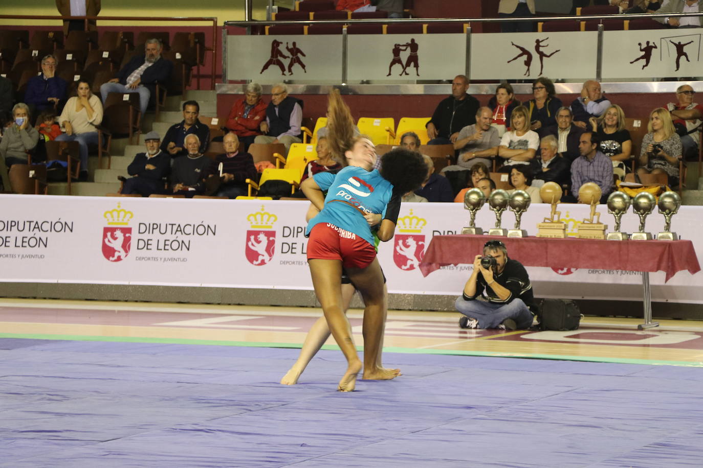 Corro de lucha leonesa en el Palacio de los Deporte.