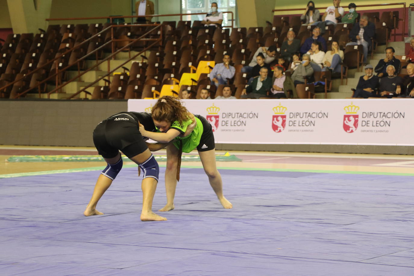 Corro de lucha leonesa en el Palacio de los Deporte.