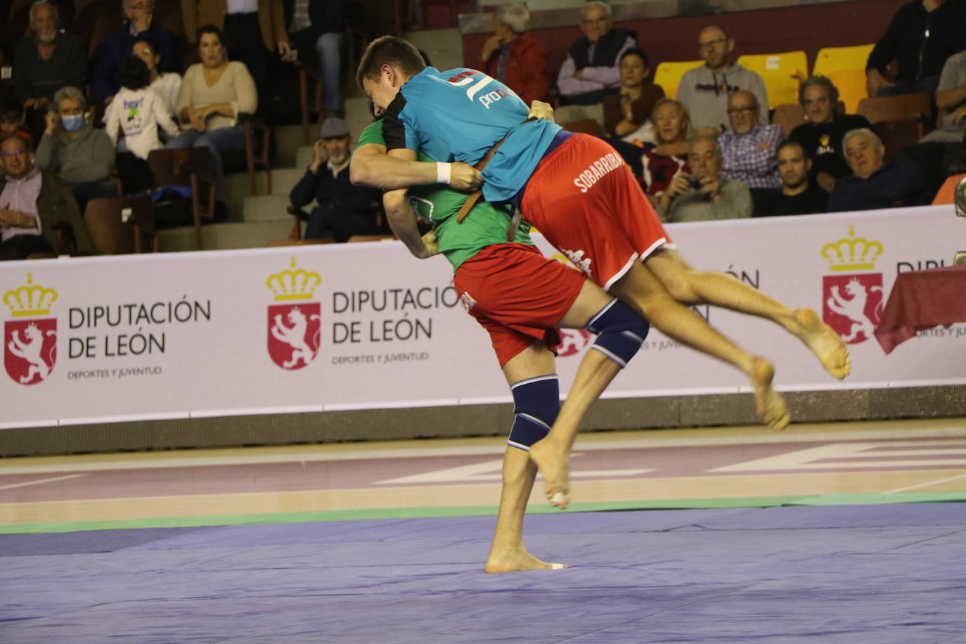 Corro de lucha leonesa en el Palacio de los Deporte.