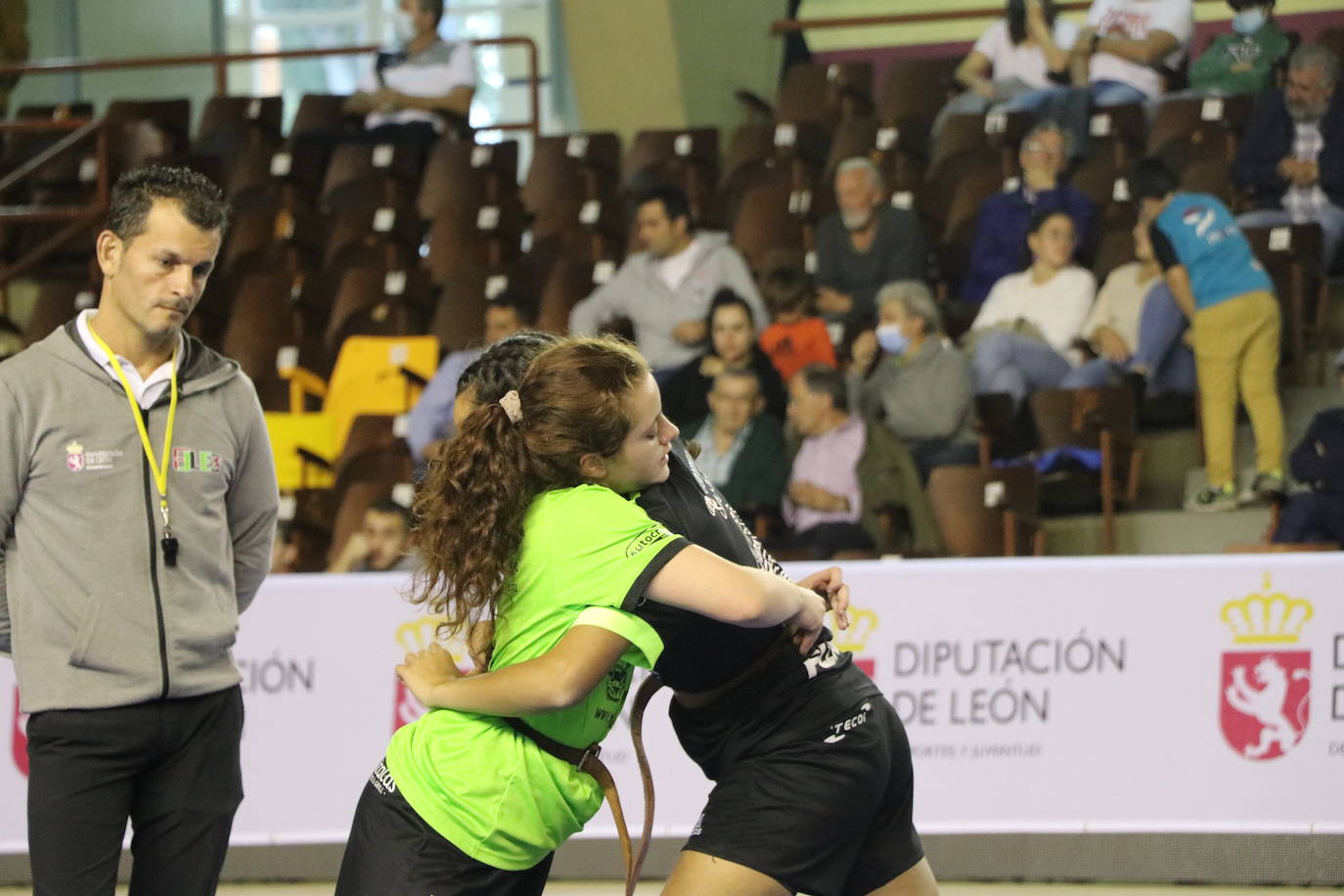 Corro de lucha leonesa en el Palacio de los Deporte.